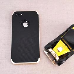 قاب گوشی موبایل iPhone 7 برند C-Case مدل دو تکه طرح کربن رنگ مشکی بامپر طلایی